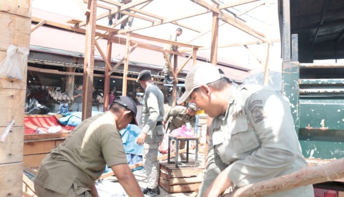 Bangunan Liar Di Pasar Induk Lambaro Ditertibkan