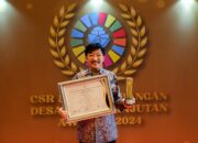 Marco Sumampouw, Direktur Smartfren saat menerima penghargaan kategori silver dalam Corporate Social Responsibility & Pengembangan Desa Berkelanjutan Awards 2024 di Jakarta, Selasa (7/5).
