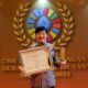 Marco Sumampouw, Direktur Smartfren saat menerima penghargaan kategori silver dalam Corporate Social Responsibility & Pengembangan Desa Berkelanjutan Awards 2024 di Jakarta, Selasa (7/5).