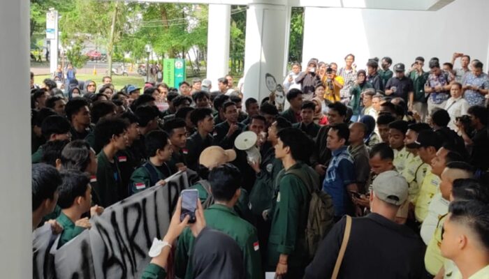 Mahasiswa USU Demo Tolak Kenaikan UKT 100 Persen