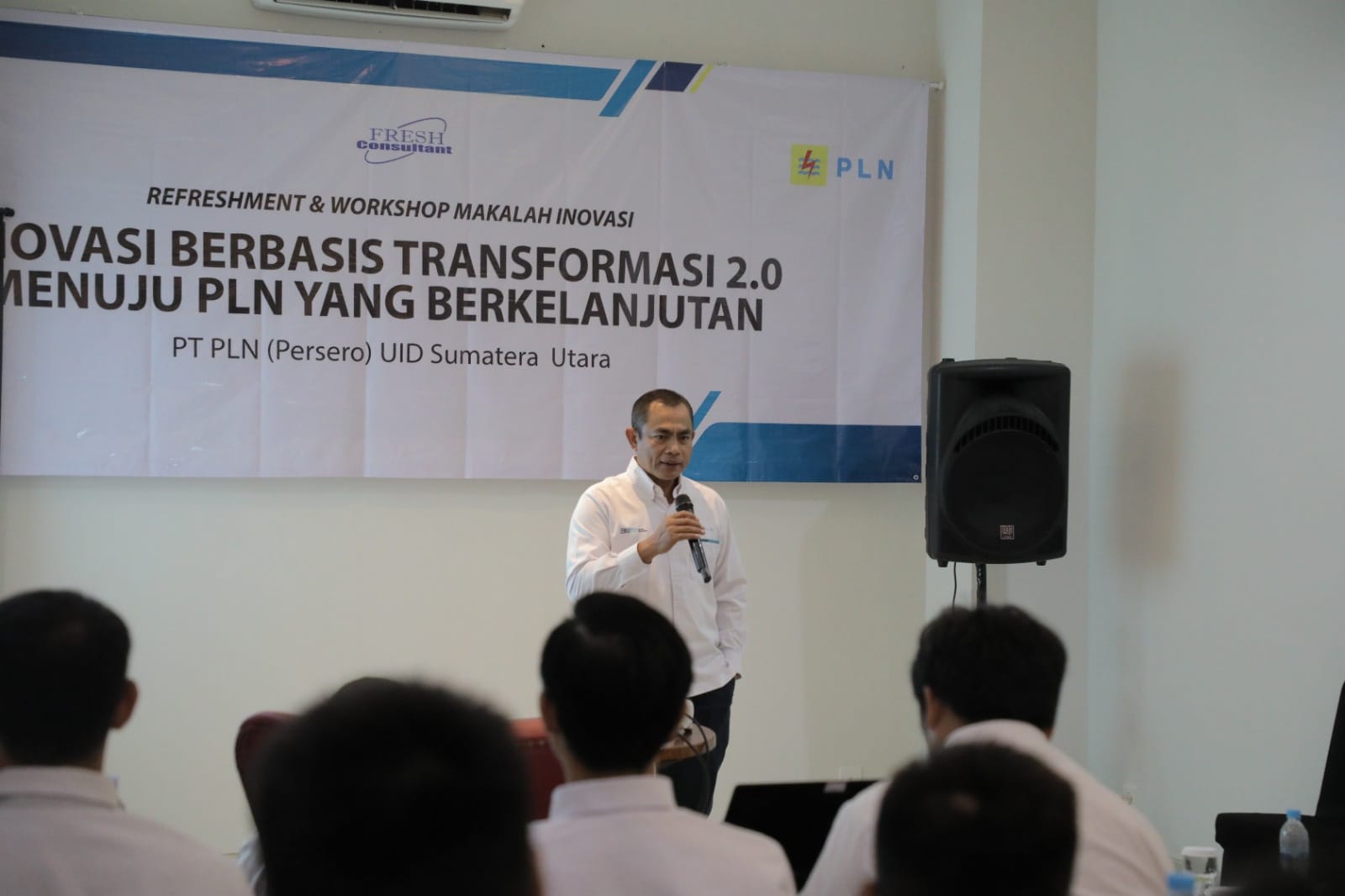 General Manager PLN UID Sumatera Utara, Saleh Siswanto memberikan pengarahan kepada para innovator yang mengikuti workshop inovasi bertajuk "Inovasi Berbasis Transformasi 2.0 Menuju PLN yang Berkelanjutan" di hotel Swiss Bel Medan, Sumatera Utara.