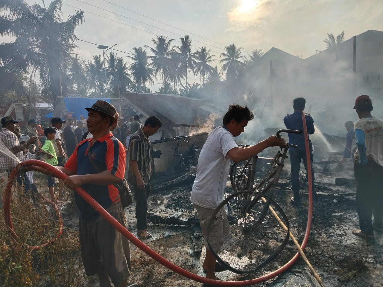 Dua Rumah Warga Ludes Terbakar Di Tanjungberingin