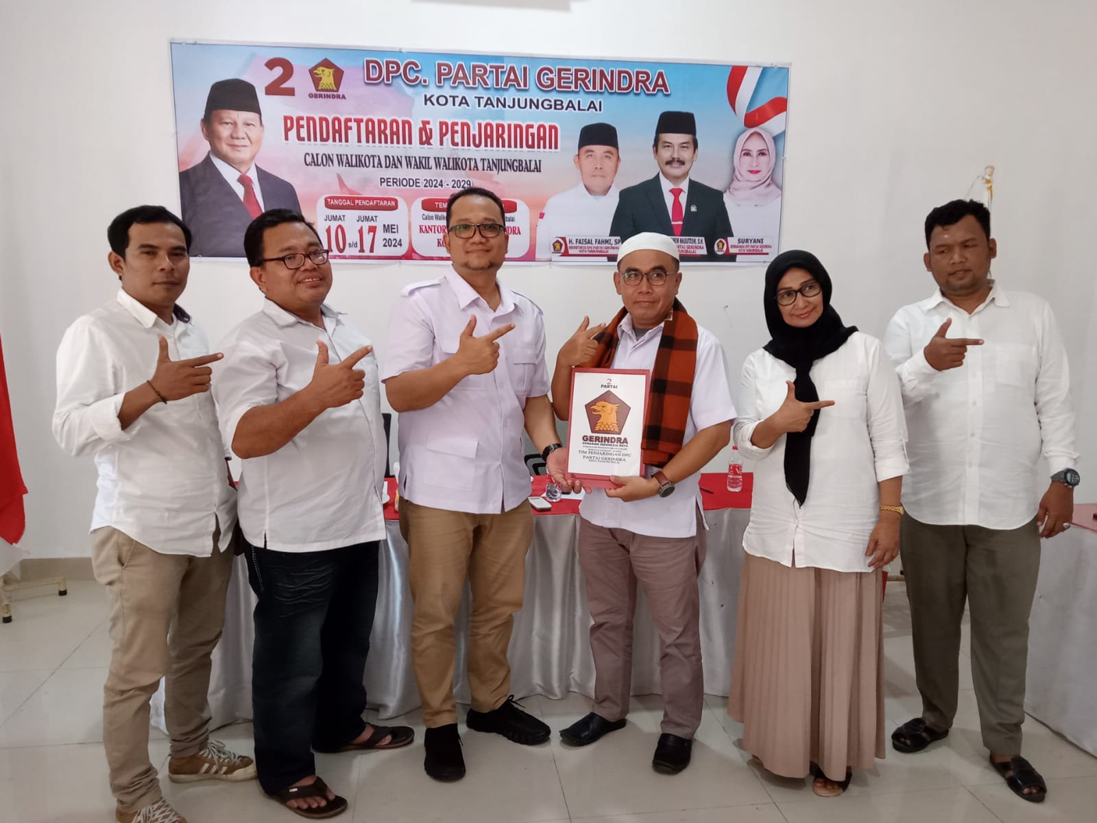 WAKIL Ketua Gerindra Sumatera Utara, Muhammad Fadly Abdina, SP,.M.Si (tiga kiri) didampingi Sekretaris Himpunan Kerukunan Tani Indonesia (HKTI) Sumut Muhammadsyah (dua kiri), mendaftar sekaligus menyerahkan berkas bakal calon Wakil Walikota Kota Tanjung Balai, yang diterima oleh H Faisal Fahmi selaku Ketua Tim Penjaringan, di Kantor DPC Partai Gerindra Kota Tanjung Balai, Rabu (15/05/ 2024). Waspada/ist