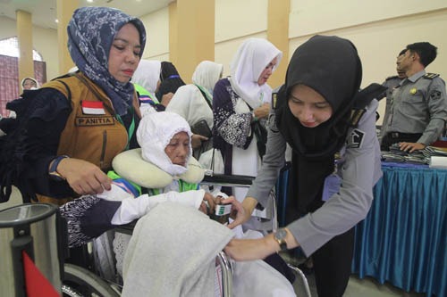 Foto-foto Kloter 9 Tiba Di Asrama Haji Medan Foto-foto Kloter 9 Tiba Di Asrama Haji Medan