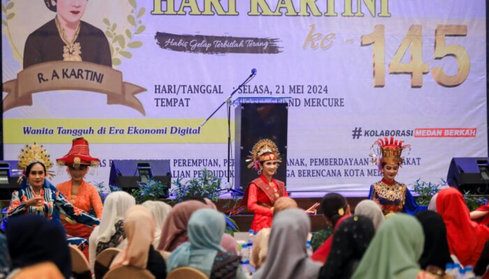 Fashion Show Kebaya Nasional Kader PKK Medan Warnai Peringatan Hari Kartini