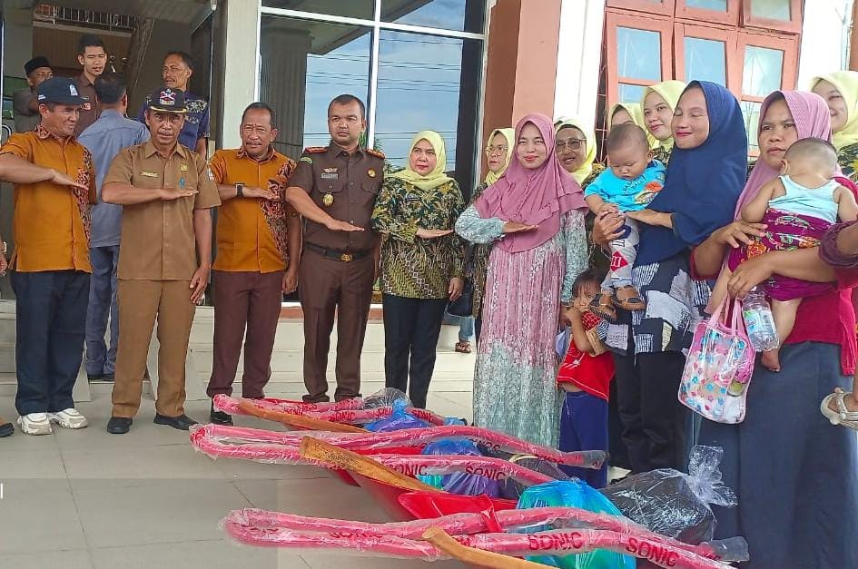 Masyarakat Singkil Utara Datangi Kantor Kejari Singkil, Serbu Pangan Murah