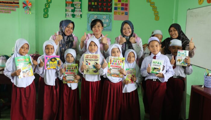 Memperingati Harkitnas, Srikandi PLN Salurkan Buku Ke SD IT Bina Insan