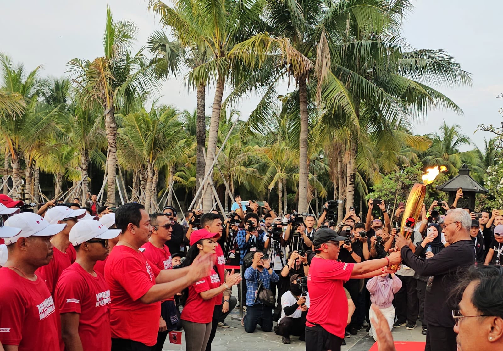 Sambut Obor Api Untuk Rakernas Di Ancol, Komarudin Bacakan Puisi