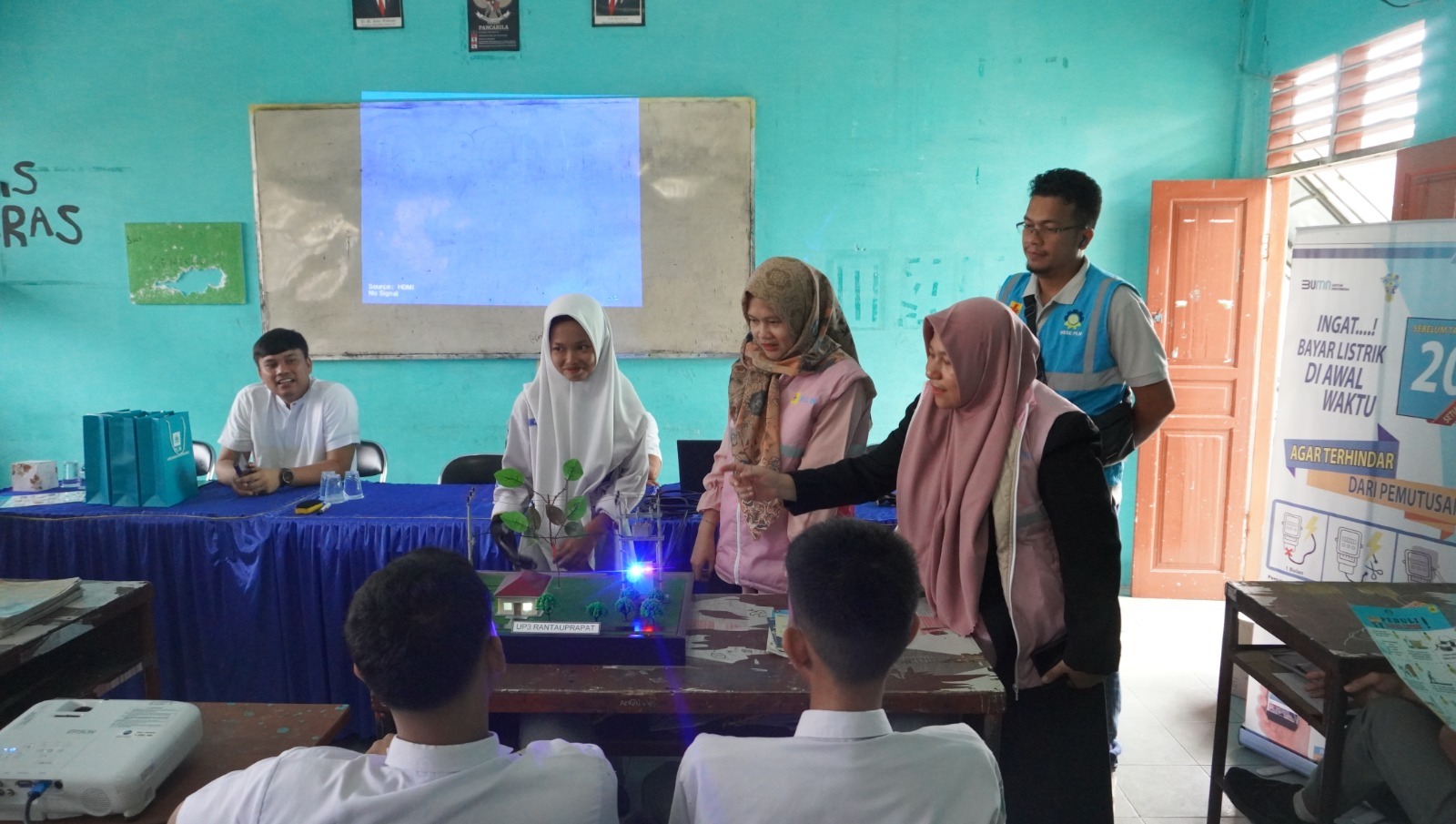 Srikandi PLN UP3 Rantauprapat menunjukan bahaya kelistrikan menggunakan simulator.