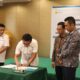 Kepala Kejaksaan Negeri Medan Muttaqin Harahap S.H., M.H. (dua dari kiri) bersama Kepala Perdata dan Tata Usaha Negara Medan Feri Dinanta Ginting S.H., M.H (kiri) melakukan penandatanganan MoU dengan PLN disaksikan Manager PLN UP3 Medan, Ricki Yacob (kanan) dan Manager PLN UP3 Medan Utara, Edy Sahputra (dua dari kanan).
