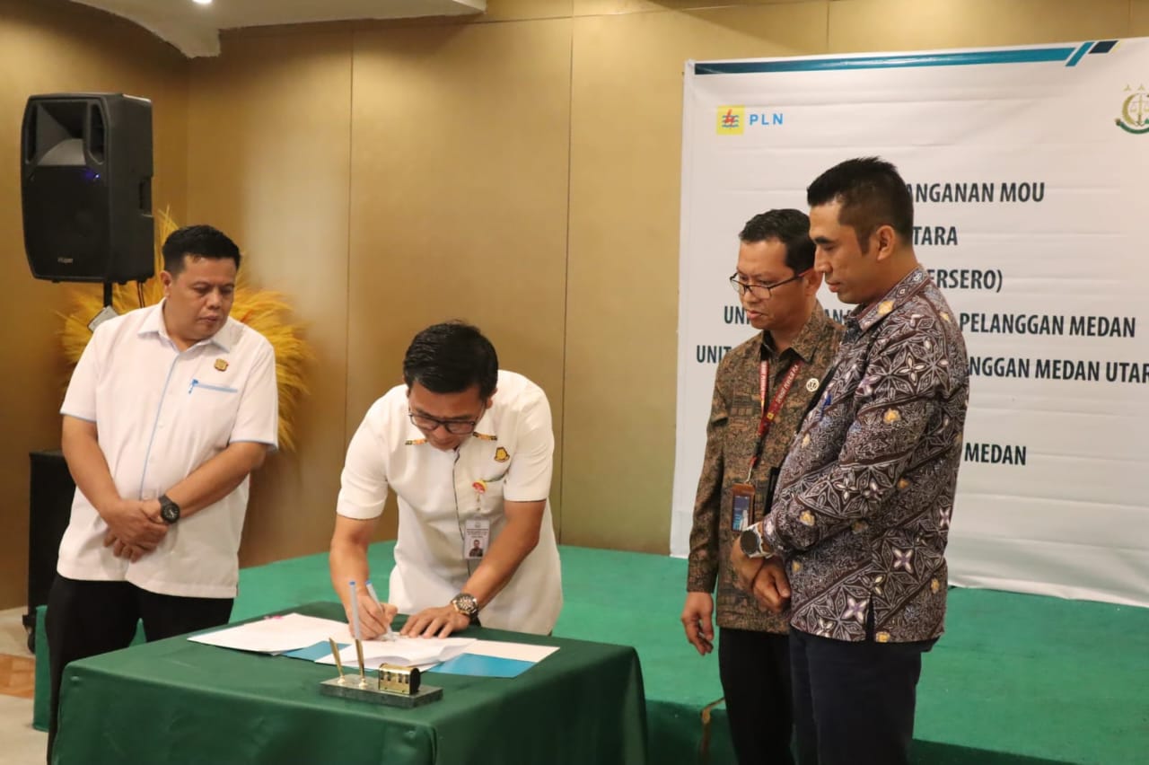 Kepala Kejaksaan Negeri Medan Muttaqin Harahap S.H., M.H. (dua dari kiri) bersama Kepala Perdata dan Tata Usaha Negara Medan Feri Dinanta Ginting S.H., M.H (kiri) melakukan penandatanganan MoU dengan PLN disaksikan Manager PLN UP3 Medan, Ricki Yacob (kanan) dan Manager PLN UP3 Medan Utara, Edy Sahputra (dua dari kanan).