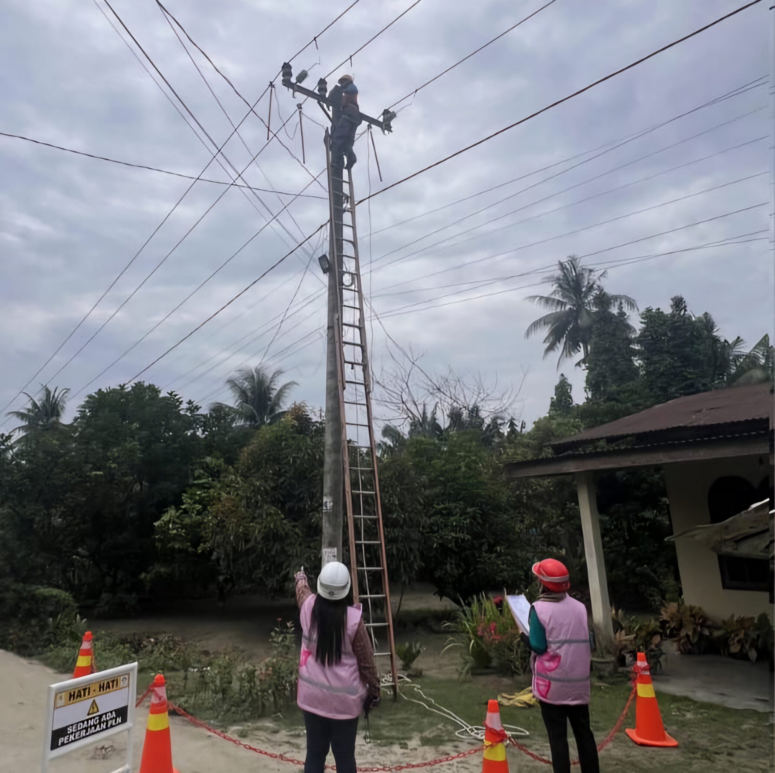 Cynthia, Srikandi PLN ULP Lima Puluh saat melakukan pengawasan pekerjaan pemeliharaan jaringan listrik sekaligus memastikan petugas telah menggunakan SOP Keselamatan dan Kesehatan Kerja (K3).