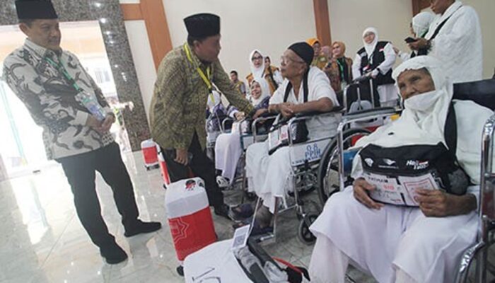 Delay 5 Jam, Foto-foto Jamaah Calhaj Kloter 11 Menunggu Di Asrama Haji Medan