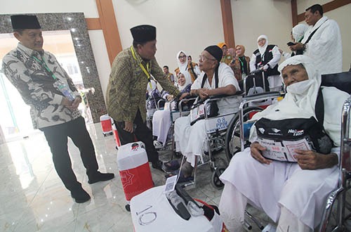 Delay 5 Jam, Foto-foto Jamaah Calhaj Kloter 11 Menunggu Di Asrama Haji Medan