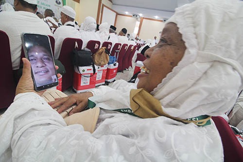 Delay 5 Jam, Foto-foto Jamaah Calhaj Kloter 11 Menunggu Di Asrama Haji Medan