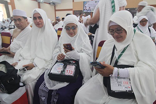 Delay 5 Jam, Foto-foto Jamaah Calhaj Kloter 11 Menunggu Di Asrama Haji Medan Delay 5 Jam, Foto-foto Jamaah Calhaj Kloter 11 Menunggu Di Asrama Haji Medan