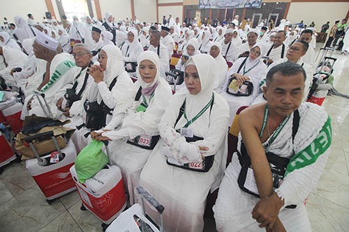 Delay 5 Jam, Foto-foto Jamaah Calhaj Kloter 11 Menunggu Di Asrama Haji Medan Delay 5 Jam, Foto-foto Jamaah Calhaj Kloter 11 Menunggu Di Asrama Haji Medan
