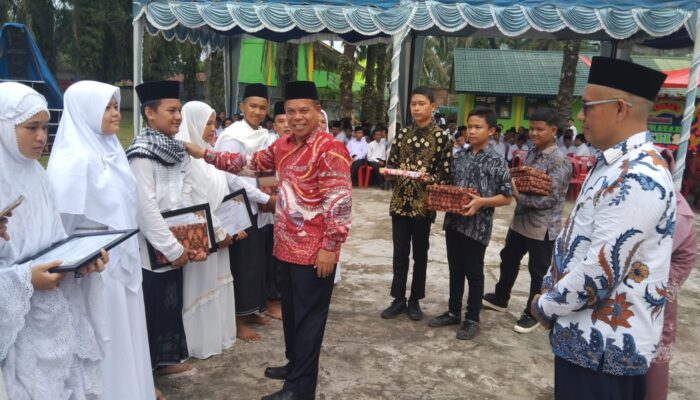 Kakan Kemenag Apresiasi Siswa Terbaik MTsN 1 Palas