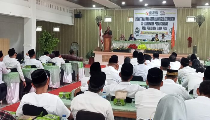 Alex Sabar Nasution Lantik 51 Anggota Panwascam Pilkada Palas 2024