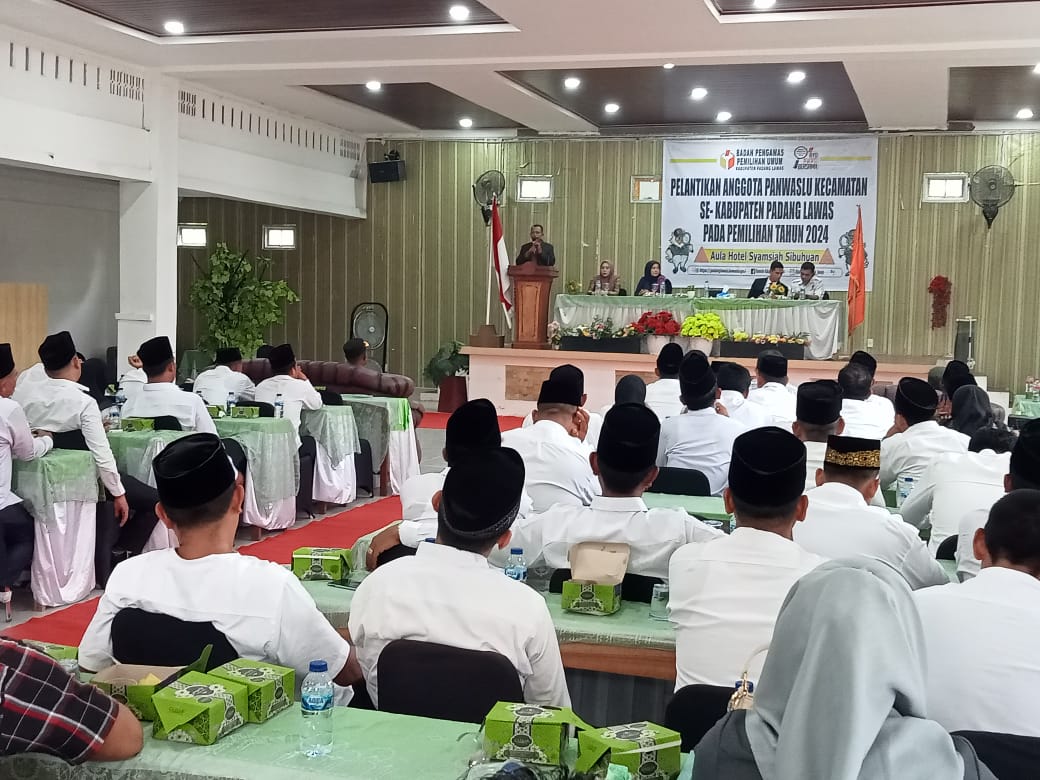 Alex Sabar Nasution Lantik 51 Anggota Panwascam Pilkada Palas 2024