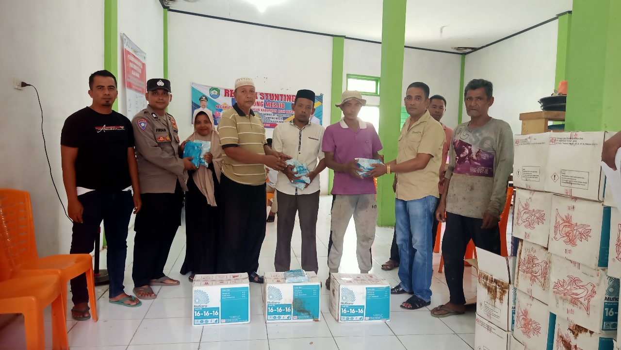 Seratusan Petani Mesjid Abdya Terima Bantuan Pupuk