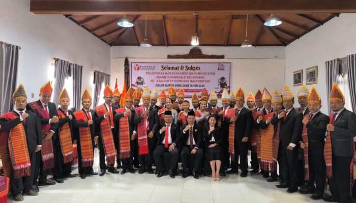Bawaslu Humbahas Lantik Panwaslu Kecamatan