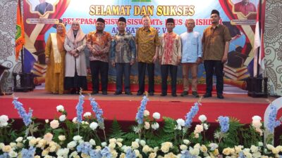 Ketua Dewan Pembina Yayasan Melepas Siswa Kelas IX MTs Plus Al-Ishlah Medan Ketua Dewan Pembina Yayasan Melepas Siswa Kelas IX MTs Plus Al-Ishlah Medan