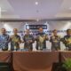 Presiden Direktur PT Bank Mestika Dharma Tbk, Achmad S Kartasasmita foto bersama Wakil Presiden Direktur, Hendra Halim, Direktur Kepatuhan, Andy, Direktur Umum, Yusri Hadi, Direktur Operasional, Harun Ansari, dan Corporate Secretary Bank Mestika, Suharto Kurniawan, usai acara RUPST 2023 dan Paparan Publik PT Bank Mestika Dharma, Tbk di Medan, Senin (27/5/2023).