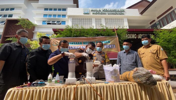Kejari Bireuen Musnahkan Barang Bukti Sabu