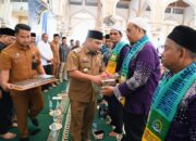 Pj Bupati Peusijuek Dan Lepas Keberangkatan Calhaj Aceh Besar