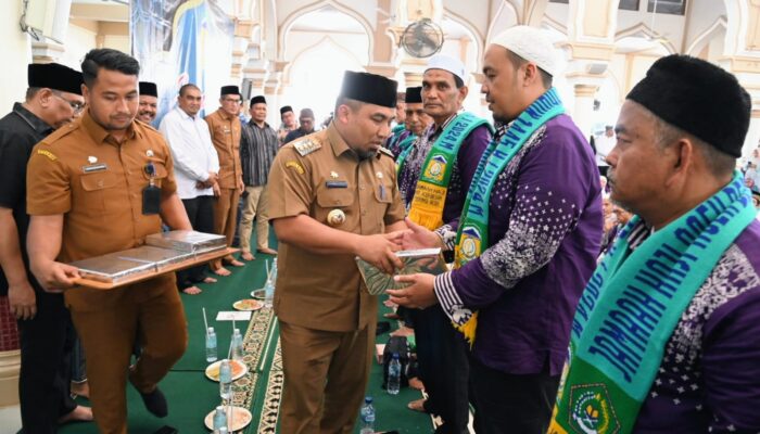 Pj Bupati Peusijuek Dan Lepas Keberangkatan Calhaj Aceh Besar