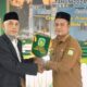 Kadisdik Dayah Aceh Besar Abubakar SAg, menerima cendera mata yang diberikan oleh Ketua Yayasan Dayah Al-Muhajirin Tgk H Mohd Faisal Amin pada acara Tasyakuran dan Perpisahan Santri Kelas VI Dayah Al-Muhajirin di Kecamatan Kuta Baro, Kabupaten Aceh Besar, Selasa (28/5). (Waspada/Ist)