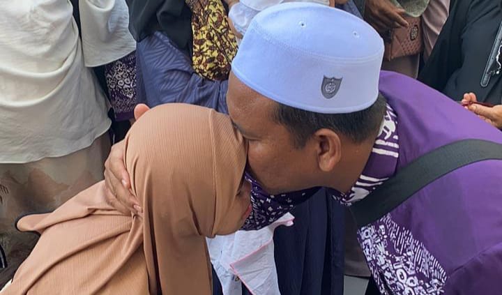 Azan Iringi Pelepasan 421 Calhaj Bireuen Azan Iringi Pelepasan 421 Calhaj Bireuen