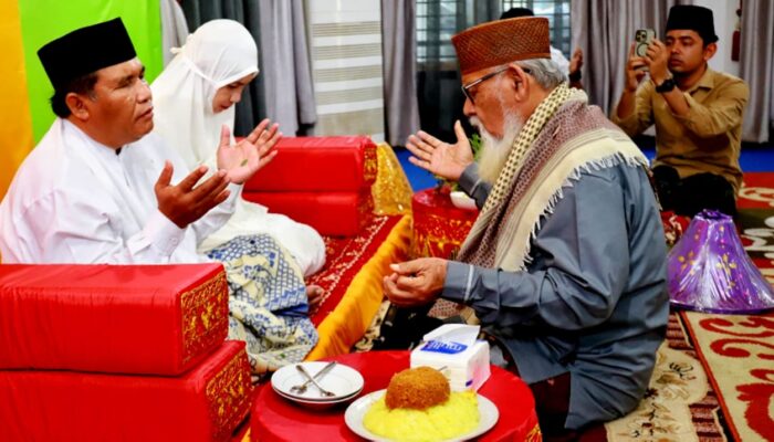 Ulama Kharismatik Aceh Peusijuek Pj Bupati Pidie Dan Istri Naik Haji