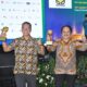 Dani Alhyar, Head of Corporate Communications & CSR Smartfren (kiri) bersama Merza Fachys, President Director Smartfren mewakili penerimaan TOP CSR Awards 2024 untuk Smartfren di Jakarta.