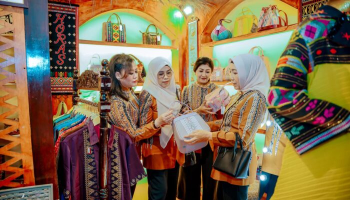 Ibu Negara Apresiasi Hasil Kerajinan Tangan Perajin Medan