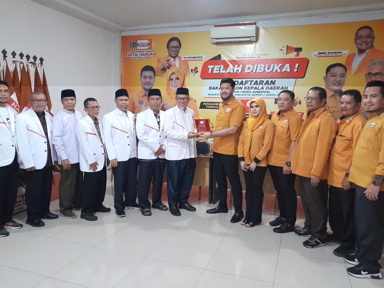KETUA DPD Partai Hanura Sumut, El Adrian Shah SE dan jajaran saat menerima kunjungan silaturahmi pengurus DPW PKS Sumut ke Kantor Partai Hanura Sumut, Jalan Sei Besitang Medan, Rabu (8/5/2024). Waspada/Ist