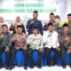 KABID Penais Zakat Wakaf Kanwil Kemenag Sumut, H Abdul Azim MA bersama panitia kegiatan foto bersama. Waspada/ist