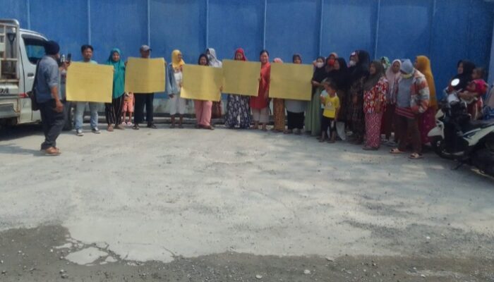 Dinilai Resahkan Warga, Kaum Ibu Minta Izin Pabrik Jaya Beton Dicabut