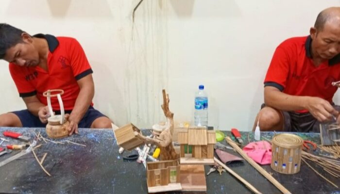 Berkarya Dari Balik Jeruji, Warga Binaan Lapas Medan Buat Lampu Petromak Kayu