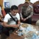 PETUGAS Sat Res Narkoba Polrestabes Medan menyita barang bukti sabu-sabu, timbangan elektrik dan handphone dalam suatu penyergapan di kawasan pemukiman padat penduduk di Jl. Pelita V Kelurahan Sidorame Barat I Kecamatan Medan Perjuangan, Rabu (1/5) sore. Waspada/Ist