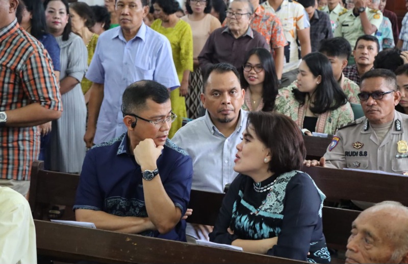 KAPOLRESTABES Medan Kombes TJS Marbun, disaksikan Kasat Narkoba AKBP Jhon Rakuta Sitepu saat berdialog dengan seorang jemaat wanita saat melaksanakan Safari Ibadah Minggu di di Gereja HKBP Jl. Medan-Binjai Km 10 Desa Paya Geli, Kecamatan Sunggal, Minggu (5/5). Waspada/Ist