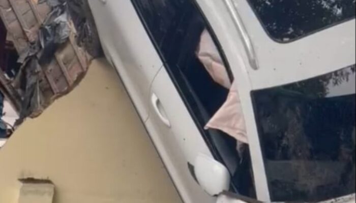 Mobil Porsche “Nyangkut” Di Tembok Sat Samapta Polrestabes Medan