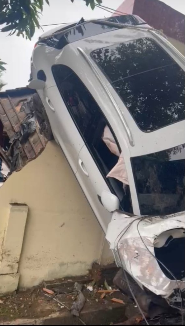 MOBIL Porsche menghantam tembok Sat Samapta Polrestabes Medan, Rabu (8/5/2024). Waspada/Ist