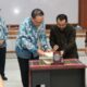 WAKIL Rektor Bidang Riset, Publikasi dan Kemitraan Dr. Ir. Rahmad Syah, M.Kom Asean, Eng, APEC, Eng menandatangani Naskah Kerja Sama (MoU) dengan Deputi Bidang Klimatologi BMKG RI Dr. Ardhasena Sopaheluwakan pada Jumat (03/05) di Coference Room Hj. Siti Mariani Harahap, Lantai 3 Gedung Perpustakaan Kampus 1 UMA. Waspada/ist