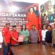 BAKAL Calon Wakil Wali Kota Medan, Suryani Paskah (baju hijau) berfoto bersama Bendahara DPC PDI Perjuangan, Boydo HK Panjaitan, Ketua Panitia Penjaringan, Ramond Siagian dan jajaran pengurus DPC PDI Perjuangan Kota Medan. Waspada/ist