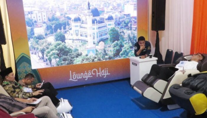 Kakanwil Kemenag Sumut Ajak Bupati Madina Relaksasi Di Lounge Haji Bank Sumut