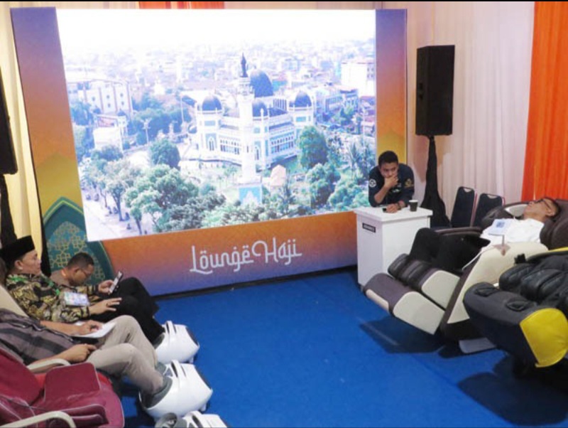 KAKANWIL Kemenag Sumut Ahmad Qosbi (kiri) bersama Bupati Madina Ja’far Sukhairi (kanan) relaksasi di kursi pijat di Lounge Haji Bank Sumut Syariah di Asrama Haji Medan, Rabu (15/5). Waspada/Surya Efendi