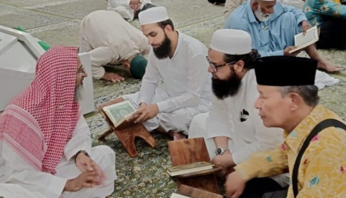 Ramai Jamaah Baca Alquran Dan Buka Puasa Di Masjid Nabawi