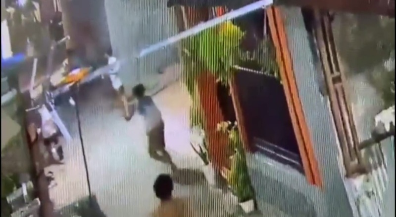 TANGKAPAN layar CCTV memperlihatkan sekelompok kawanan geng motor bersenjata tajam menyerang sejumlah pemuda di Medan Deli, Jumat (17/5). Waspada/ist